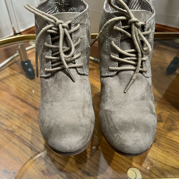 Route 66 Tan Brown Ankle Booties Lace Up Wedge Heel Size 8. In good condition - Picture 2 of 9